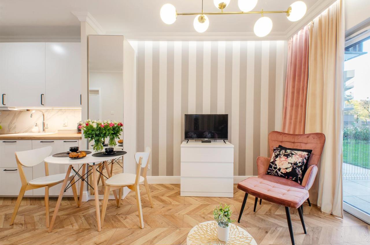 Sky Home- Rose Apartament -Manufaktura, Bezplatny Parking, Klima, Dostep Na Kod Lodz  Exterior photo